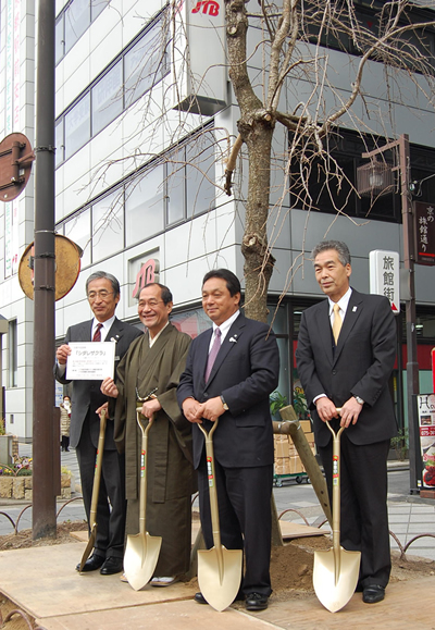 写真右から山本信・JTB協定旅館ホテル連盟京都支部長(もみぢ家社長)、丸尾真哉・JTB西日本常務、 門川大作・京都市長、杉本健次・JTB京都観光誘致協議会長(JTB西日本京都支店長)
