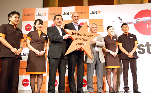 会見に出席した大西JAL社長(写真左から3人目)はじめ3社の代表者ら