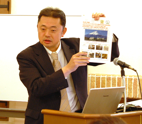 講演する井出氏