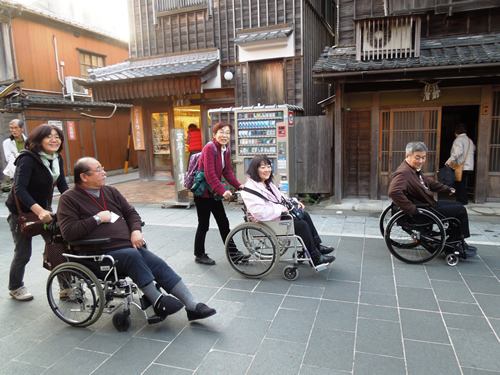 おかげ横丁(三重県伊勢市)を散策するバリアフリー旅行の参加者ら(高齢者・障がい者の旅をサポートする会提供)