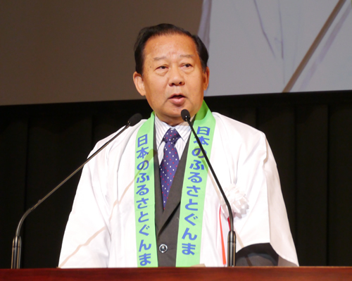 主催者を代表してあいさつする二階会長