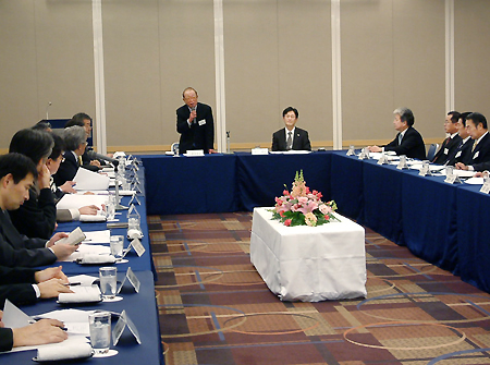 あいさつする小野寺副会長