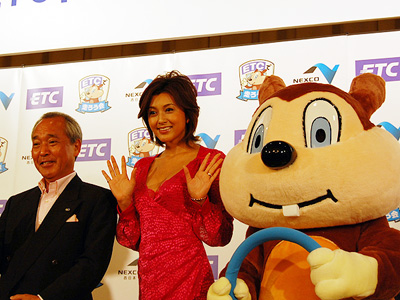 記者発表に参加したイメージキャラクターの藤原紀香さん(中央)