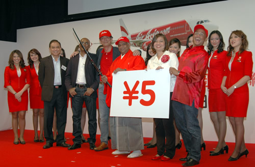 トニー・フェルナンデス・エアアジアグループCEO（前列左から4人目）と 岩片和行・エアアジア・ジャパン社長（前列左から3人目）