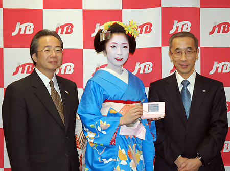 京都宮川町の舞妓・君晴さんとJTB西日本・鈴木社長(右)、京都市観光協会・山内専務理事