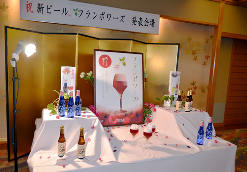 新商品の「フランボワーズ」を披露した発表会会場