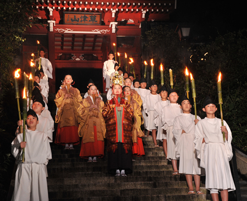 温泉女神の降臨。幻想的な光景に観光客も見入っていた