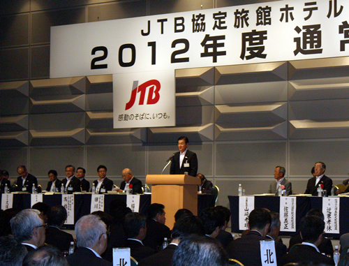 あいさつする福田会長