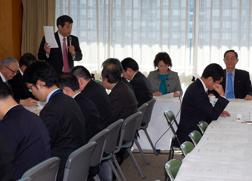 議員に陳情する旅政連の佐藤理事長(左。右端が観議連細田会長)