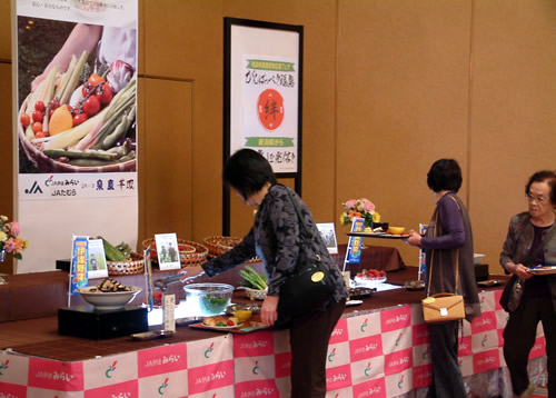 バイキング会場の一角に設けた、福島県産野菜コーナー(華鳳)