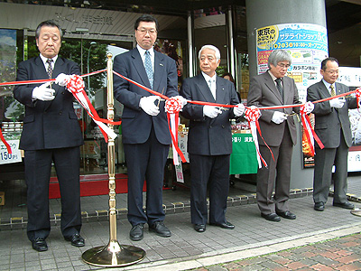 渡邊会長(右)らがテープカットを