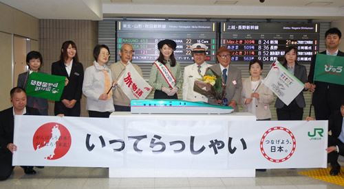 出発前の記念撮影(右から4番目が大石さん)