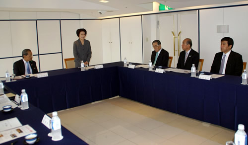 旅館3団体などの会長が出席(左から2番目が小口委員長)