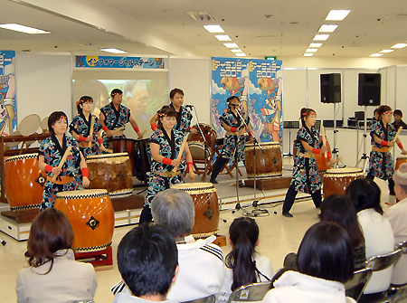 沖縄県渡嘉敷島のよる創作太鼓のステージ