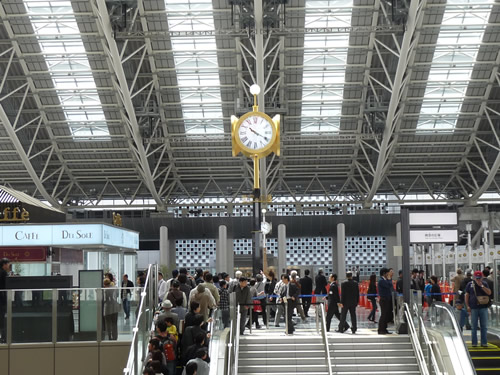 にぎわう「時空(とき)の広場」の入口付近