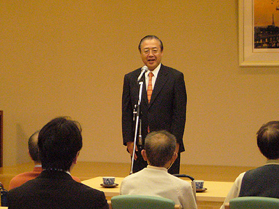 愛真館の菊池社長があいさつ