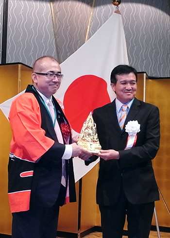 TTAAのワンガナノン会長(右)と溝畑長官