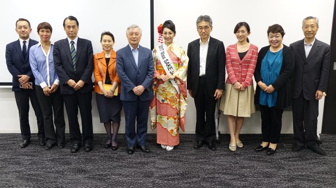 細野会長（左から5人目）、久保田副会長（同7人目）ら推進協議会の役員とミス日本酒（同6人目）
