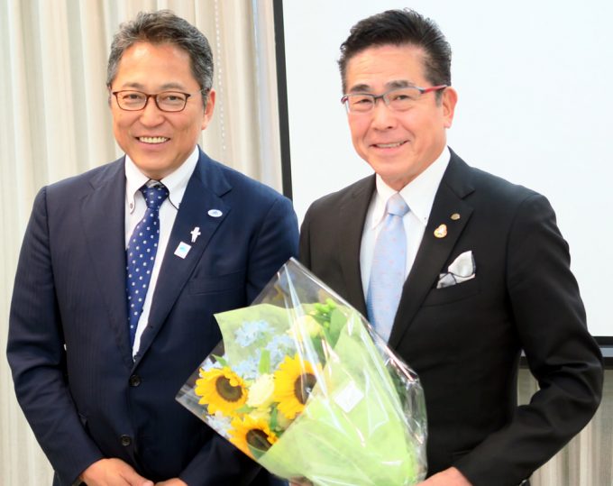 部会長退任で花束を受け取る多田前部会長(右)と中村新部会長