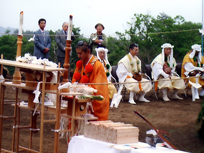 高原で行われた護擦祈祷