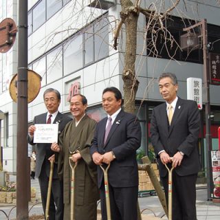 写真右から山本信・JTB協定旅館ホテル連盟京都支部長(もみぢ家社長)、丸尾真哉・JTB西日本常務、 門川大作・京都市長、杉本健次・JTB京都観光誘致協議会長(JTB西日本京都支店長)
