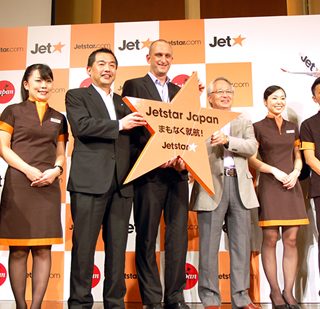 会見に出席した大西JAL社長(写真左から3人目)はじめ3社の代表者ら