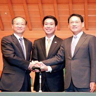 共同声明に署名し握手する前原国交相(写真中央)、中国の邵局長(同左)、韓国の柳長官