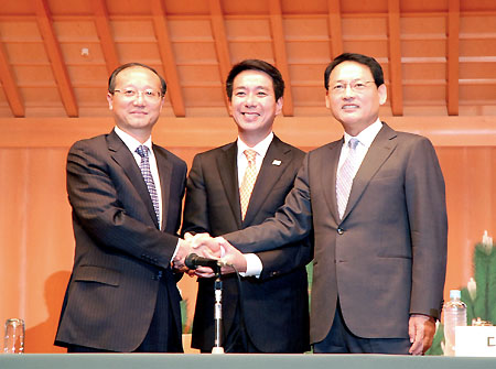 共同声明に署名し握手する前原国交相(写真中央)、中国の邵局長(同左)、韓国の柳長官