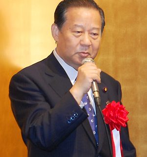 会員を激励する二階経産相