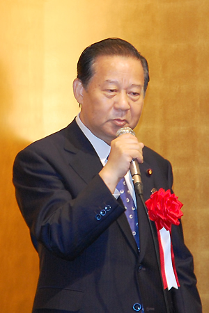 会員を激励する二階経産相