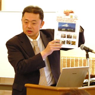 講演する井出氏