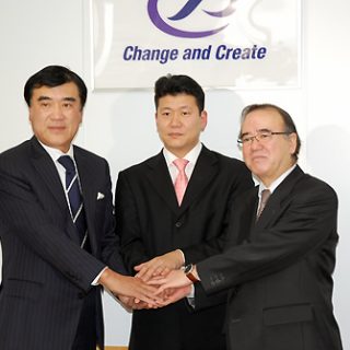 固く握手を交わす平林氏(中央)と澤田・鈴木両氏