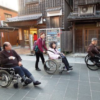 おかげ横丁(三重県伊勢市)を散策するバリアフリー旅行の参加者ら(高齢者・障がい者の旅をサポートする会提供)