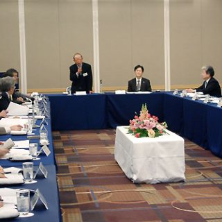 あいさつする小野寺副会長