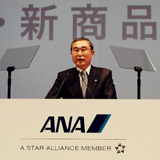 あいさつする伊東社長