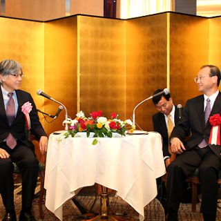 会談する本保長官(左)と邵局長