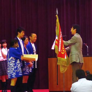 緊張した面持ちで表彰を受ける隠岐島前高校生たち=23日、神戸夙川学院大で