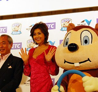 記者発表に参加したイメージキャラクターの藤原紀香さん(中央)