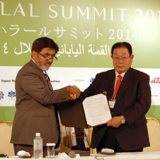調印式に臨む富士山国際観光協会の山下茂会長(右)とHDFJのムハマド・ズベル事務局長