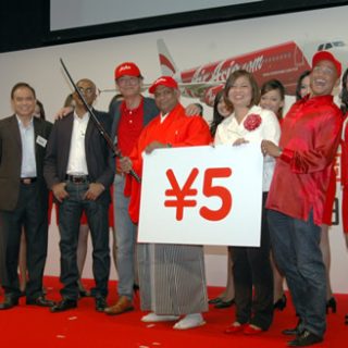 トニー・フェルナンデス・エアアジアグループCEO（前列左から4人目）と 岩片和行・エアアジア・ジャパン社長（前列左から3人目）