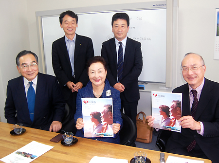 IT湯治のパンフを手にアピールする協議会の有村会長(中央)ら