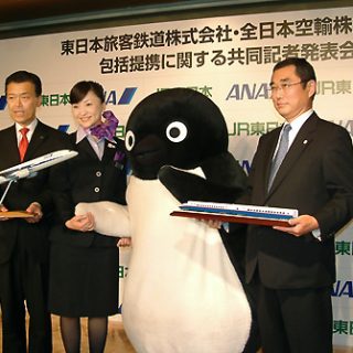 小懸JR東常務(左端)と伊東ANA副社長(右端)