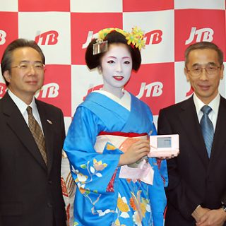 京都宮川町の舞妓・君晴さんとJTB西日本・鈴木社長(右)、京都市観光協会・山内専務理事