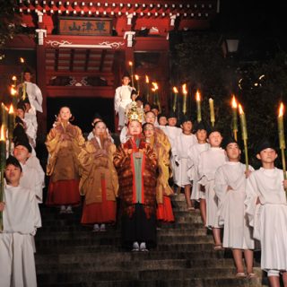 温泉女神の降臨。幻想的な光景に観光客も見入っていた