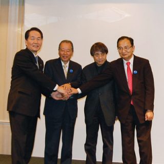 (写真右から)瀬戸内国際芸術祭総合ディレクターの北川フラム氏、建築家の安藤忠雄氏、 瀬戸内国際芸術祭総合プロデューサーの福武總一郎氏、香川県の浜田恵造知事