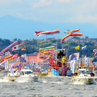 塩釜市の みなと祭 御座船 船団に歓声 塩釜市の みなと祭 御座船 船団に歓声