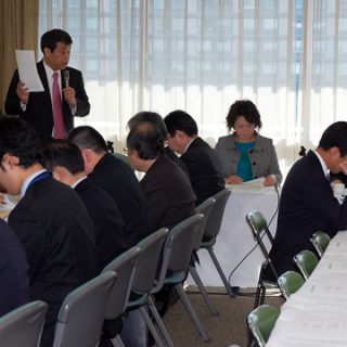 議員に陳情する旅政連の佐藤理事長(左。右端が観議連細田会長)