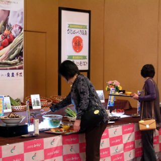 バイキング会場の一角に設けた、福島県産野菜コーナー(華鳳)