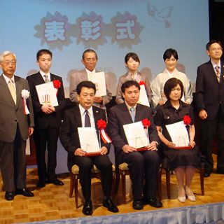 最優秀賞を受賞したホテル秀水園 (前列左=湯通堂社長)らを表彰