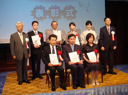 最優秀賞を受賞したホテル秀水園 (前列左=湯通堂社長)らを表彰